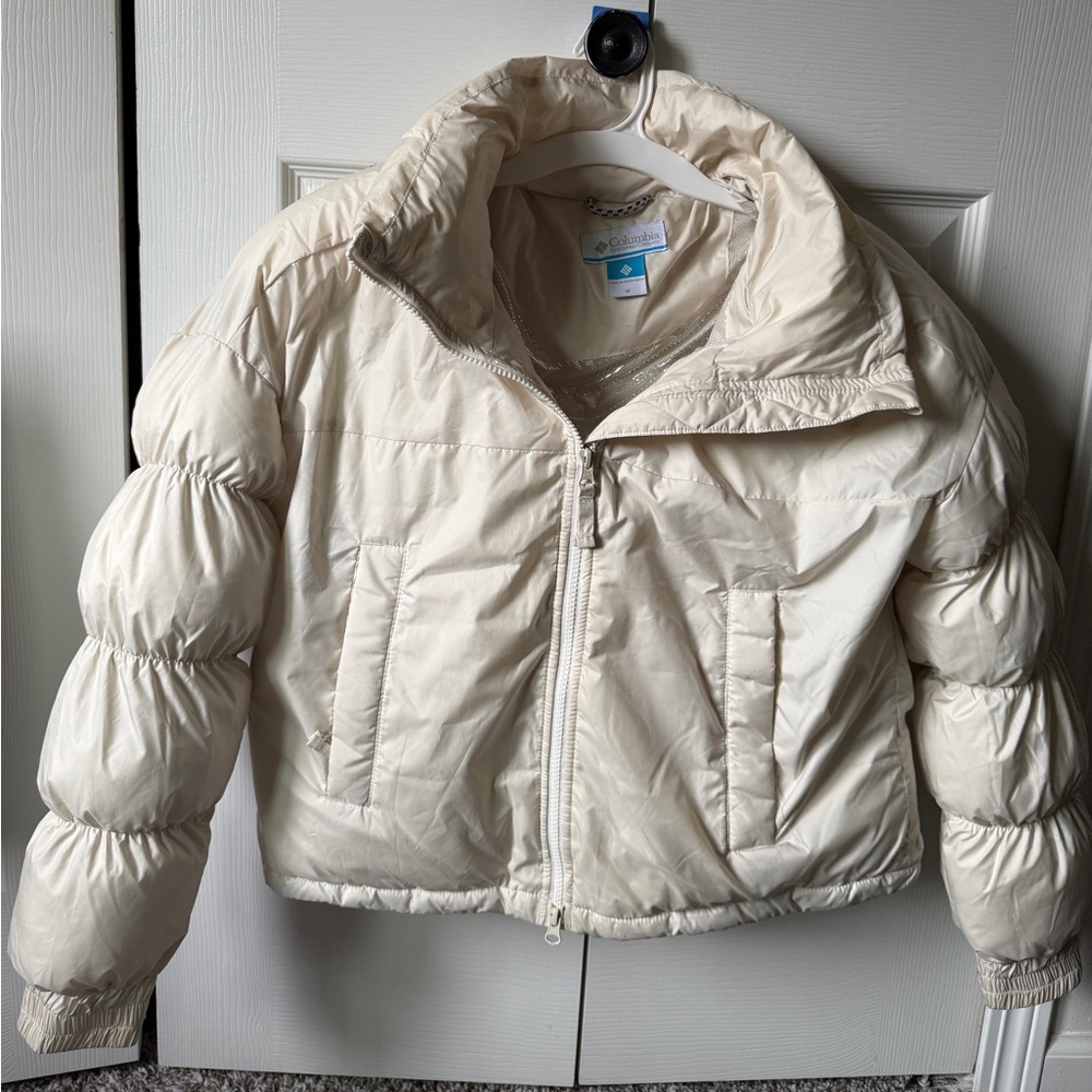 Columbia Women’s cream Puffer Jacket medium